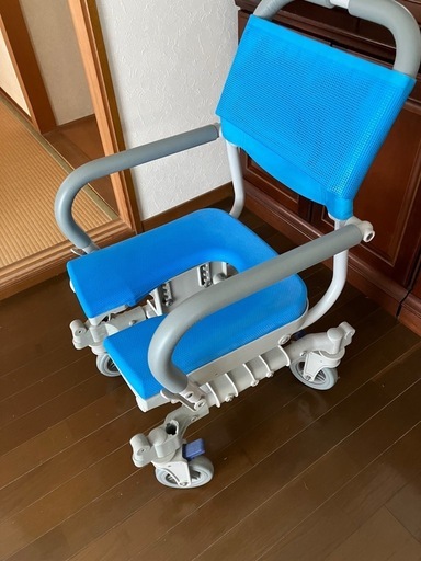 シャワーキャリーとポータブルトイレ