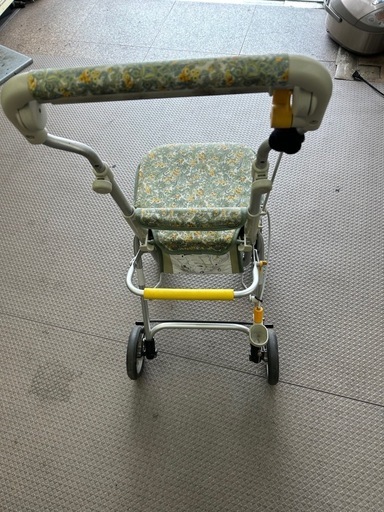 コンパクトタイプのシルバーカー（歩行補助車