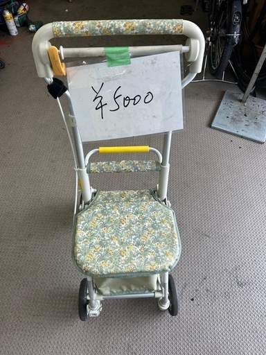 コンパクトタイプのシルバーカー（歩行補助車