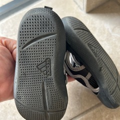 adidas サンダルの画像