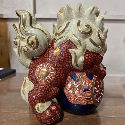九谷焼 玉獅子 陶器製 唐獅子 獅子 シーサー 狛犬 工芸品 色絵 金彩 オブジェ 飾り物 置物 縁起物 厄除け 風水 美術品 骨董