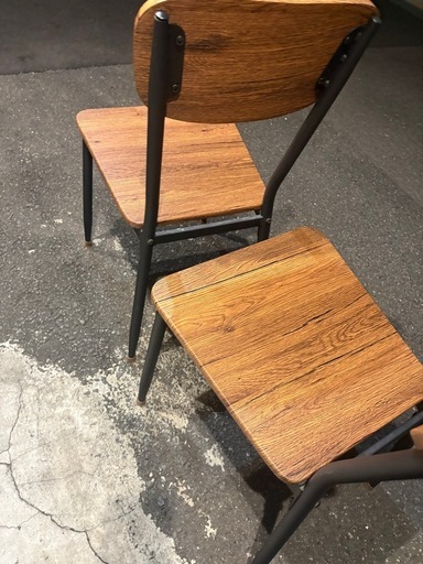 テーブルと椅子二脚