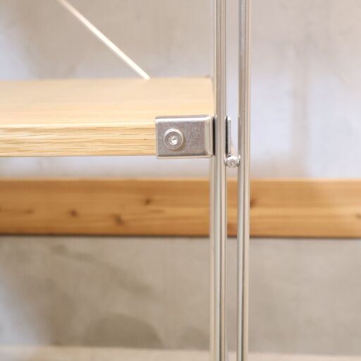 無印良品(MUJI)の人気のオーク材×ステンレス 4段ユニットシェルフです。スッキリとしたデザインはリビングの飾り棚、1ROOMや1人