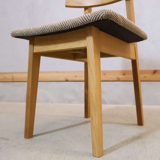 飛騨高山の家具メーカー キツツキマークの飛騨産業(HIDA)。森のことばシリーズのオーク無垢材(節入り) LDチェア/ダイニングチェア