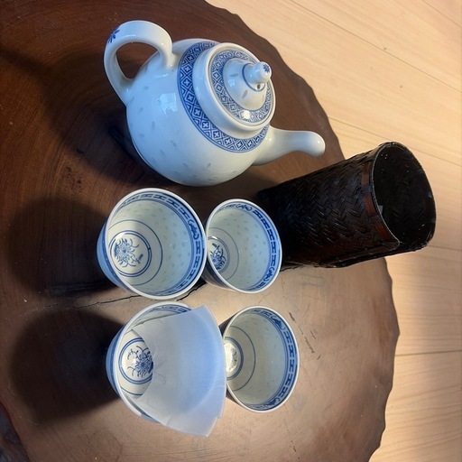 【美品】中国景徳鎮 青華玲瓏磁 急須＆湯呑みセット 竹製カップホルダー付き 米通磁 茶器