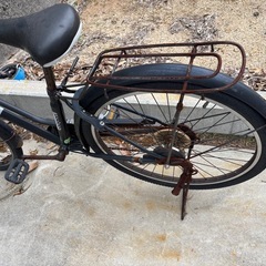 カゴ　荷台あり　パンク自転車の画像