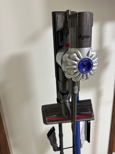 【バッテリー新品】ダイソン コードレス掃除機＋スタンド付き｜付属品多数・動作OK