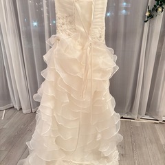 フリルが美しいウエディングドレスの画像