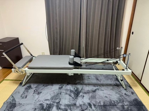 ヨガベッド ピラティスリフォーマー 家庭用 折りたたみ スポーツ機器 ピラティスベッドフィットネス機器 強度調整可能 自宅 ジム