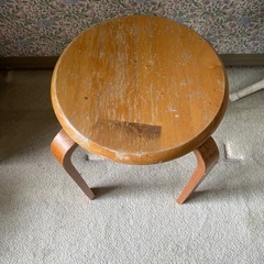 シンプルな木のスツールですの画像