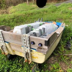 船外機2馬力と2台ボートの画像