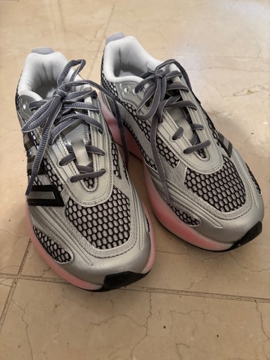 adidasスニーカー 23.5センチ ランニングシューズ