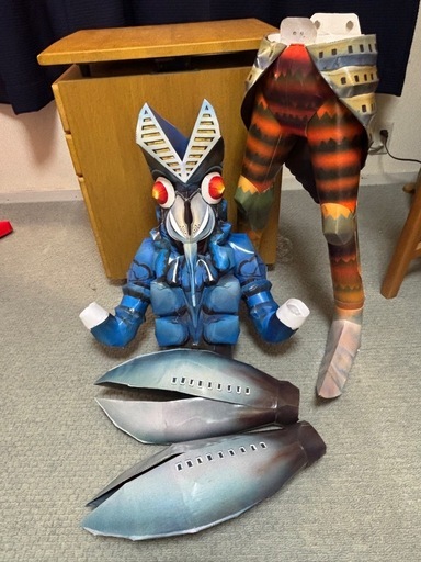 【バルタン星人 ペーパークラフト 完成品】ウルトラマン 特撮 怪獣 宇宙人 特大サイズ 約110㎝600g 分離可能 マット厚紙 ニス仕上げ