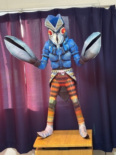 【バルタン星人 ペーパークラフト 完成品】ウルトラマン 特撮 怪獣 宇宙人 特大サイズ 約110㎝600g 分離可能 マット厚紙 ニス仕上げ