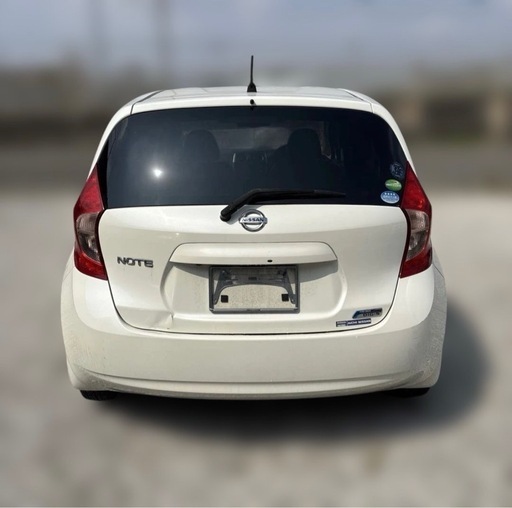 日産　ノート　パール色