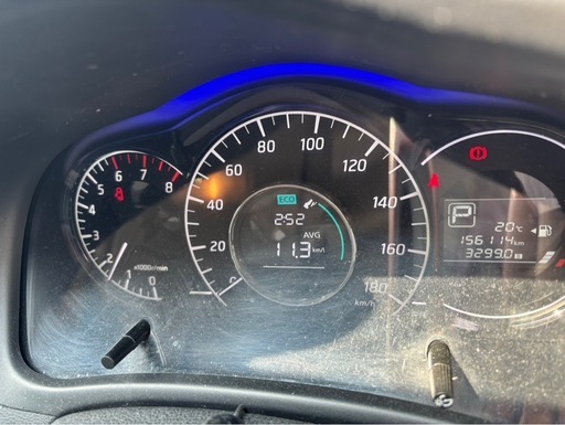 日産　ノート　パール色