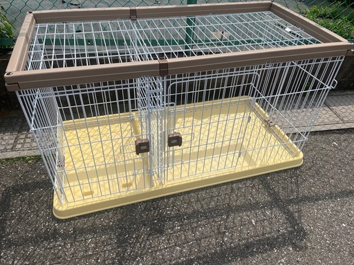 美品 2匹用 ペットゲージ 扉2つ、行き来用ロック付 約127×65×65cm 組み立て簡単  ペット用品