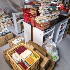 大量の本とCD 推定5,000冊以上の画像