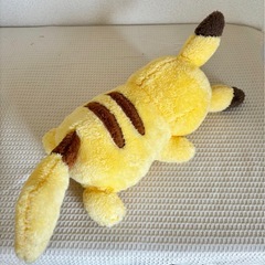 お昼寝？おやすみ？ピカチュウ ぬいぐるみ 寝そべり　ポケモンライフ　可愛いの画像