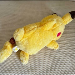 お昼寝？おやすみ？ピカチュウ ぬいぐるみ 寝そべり　ポケモンライフ　可愛いの画像