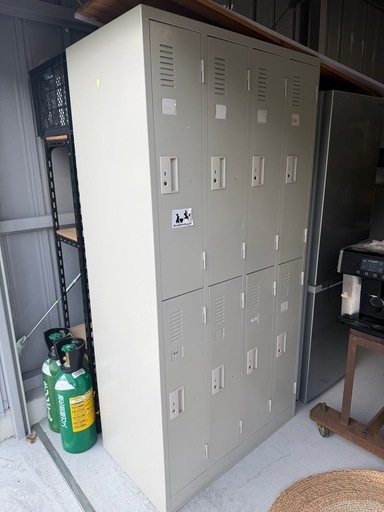 ロッカー　　鍵付き　更衣室　
8名用　