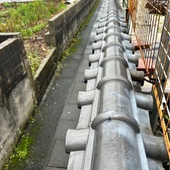 ブロック塀の上の瓦 12.6m分の画像