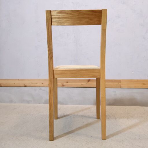 人気の無印良品(MUJI)のオーク材を使用したダイニングチェアです！！北欧モダンスタイルなどナチュラルテイストにおススメの木製椅子は1人暮らしにもぴったりです♪
