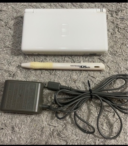 ニンテンドーDS lite ホワイト　　本体とタッチペンカバーのセット
