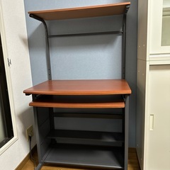 パソコンデスクと椅子の画像