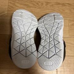 （購入者決定）キッズ　黒スニーカー　19の画像