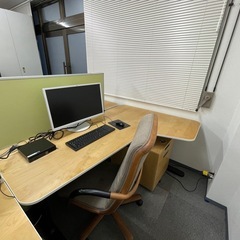 デスク＆チェア4セット（カリモク椅子）オフィス用・在宅ワークにもの画像