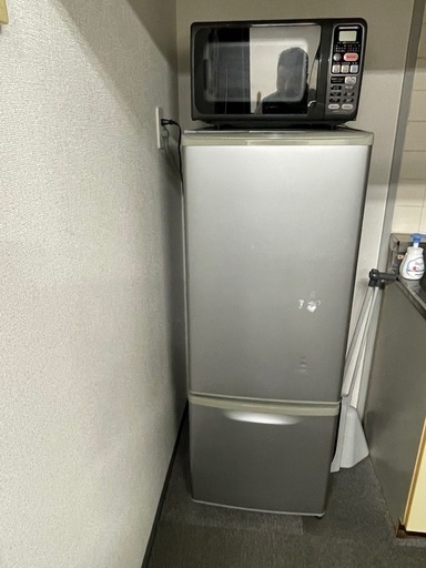 冷蔵庫二つ、電子レンジ