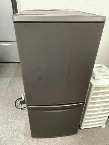 冷蔵庫二つ、電子レンジ