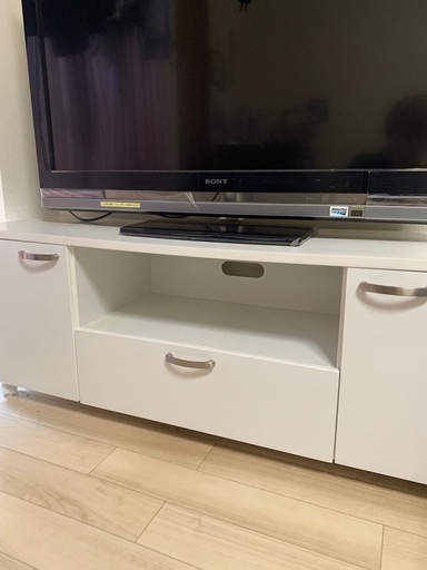 ①テレビ台ホワイト色、テレビ40インチ、DVDプレーヤー。