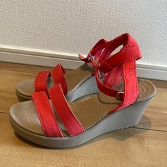 クロックス　厚底ヒールサンダル　赤の画像