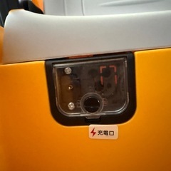 子供用の電動乗用ショベルカーの画像