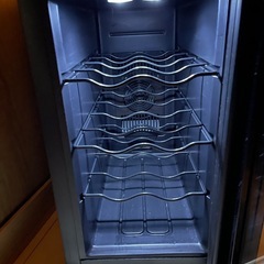 容量8本！小型ワインセラーの画像