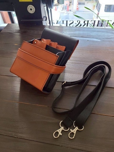 【理美容師様向け】ハサミが落ちないプロ仕様 シザーケース 本革 2トーン　美品（ブラック×オレンジ