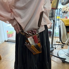 【理美容師様向け】ハサミが落ちない設計 高級本革シザーケース 2トーン（美品）の画像