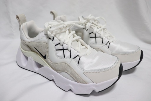 美品　スニーカーNIKE25cm