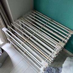 白い木の棚の画像
