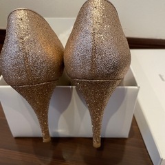 tozooゴールドパンプス23.5cmの画像