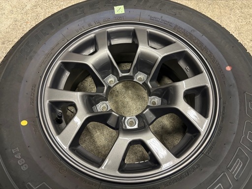 2021年製 納車前に外したものです スズキ ジムニーシエラ純正アルミ夏タイヤセット BS 195/80R15 1本 背面タイヤ 予備タイヤなどに