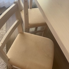 ダイニングテーブルと椅子3つの画像
