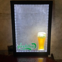 デンマークのビールブランド「カールスバーグ」の光るサインボードの画像