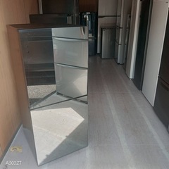 C4Q1t3 送料設置無料　極美品　ミラータイプ　2ドア冷蔵庫の画像