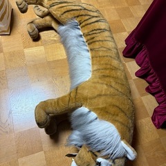 トラのぬいぐるみの置物の画像