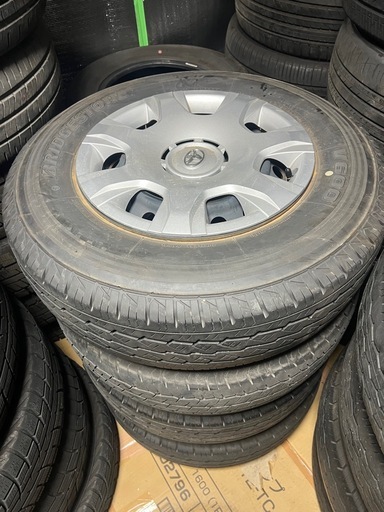 195/80r15 107/105N LT Bridgestone(V600)35週2024年製と純正ハイエース用ホイール4本