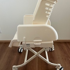 美品　西松屋ブランド　手動式ベビーラックの画像
