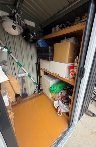 【物置・倉庫】コンパクトサイズ｜屋外収納に最適｜即使用OK  屋外用の物置をお譲りします！　木工職人によるオーダーメイド棚付き